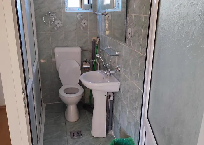 Emy Cu Baie Proprie Aproape De Plaja 3 Papuci *